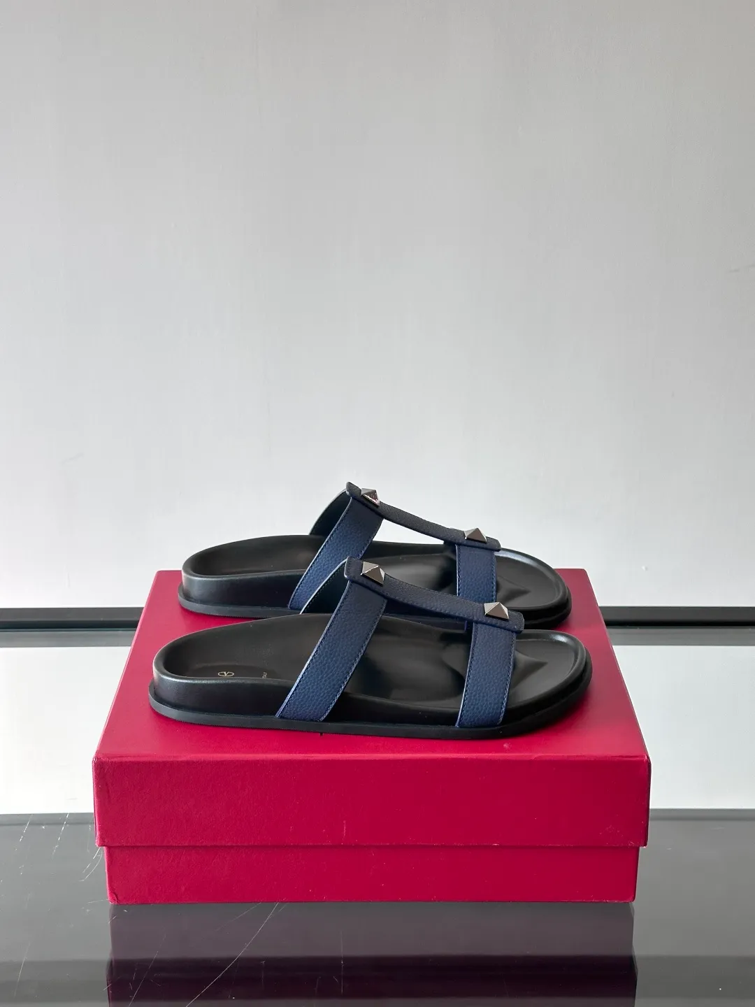 Men's shoes 💰p320 "VALENTINO" Valentino Men's 🧍‍♂️ Spring and summer new style metal rivet flat slippers, elegant sandals, the same style worn by celebrities, original molding, imported calfskin. Rubber outsole. Soft and durable, full set of counter packaging size: 39-44 (customized at 38.45.46)